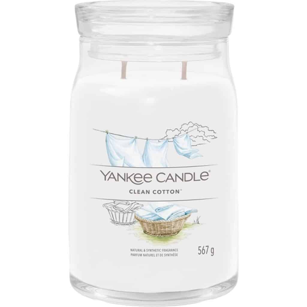 Bougie Yankee Candle Clean Cotton/Coton Frais Une fragrance aussi fraîche que des draps de coton séchés au soleil et sous le vent, rehaussée par une pointe de fleurs blanches et de citron.