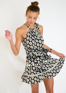 Robe noire Banana Moon Jovita Sarong, imprimé géométrique, col licou, dos nu et taille ceinturée et jupe courte à volants.